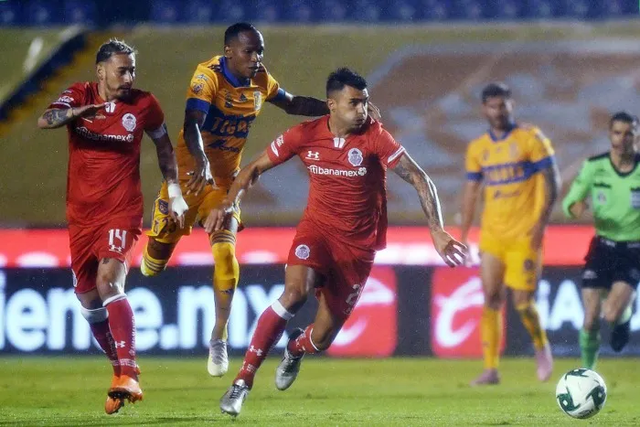 Luis Quiñones en acción con Tigres ante Toluca