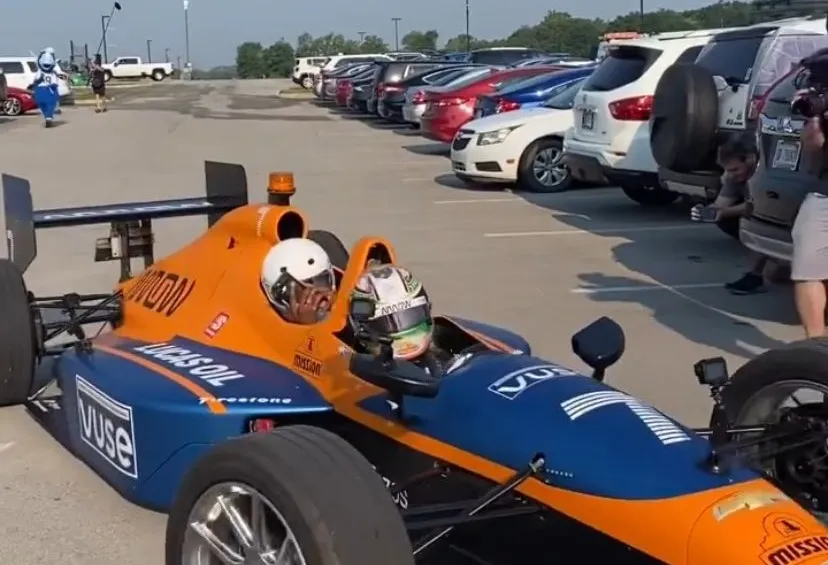 Pato y Kenny llegando a las instalaciones de los Colts