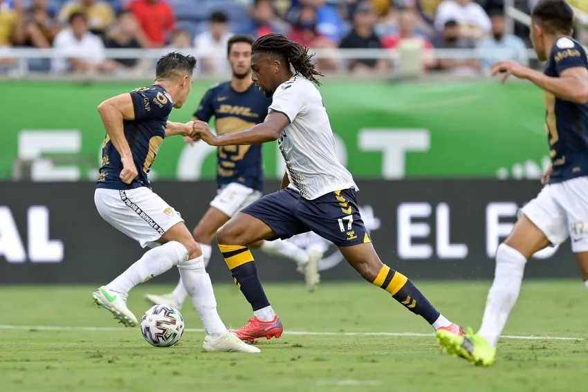 Efraín Velarde defendiendo a un jugador del Everton