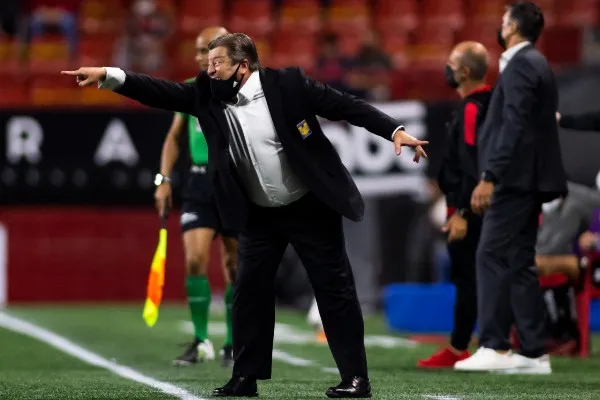 Miguel Herrera en acción con Tigres durante la Jornada 1 del Apertura 2021