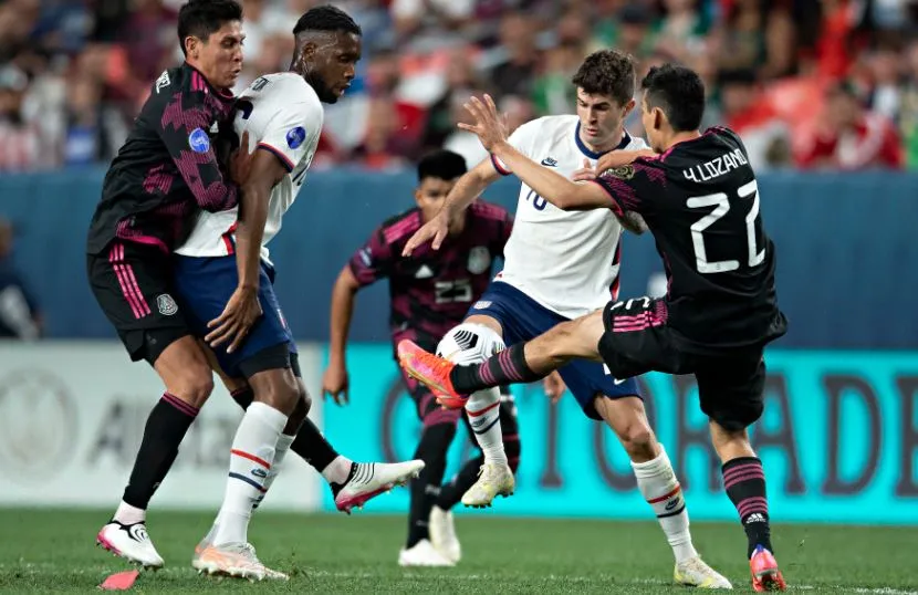 Edson y Lozano luchan por la redonda