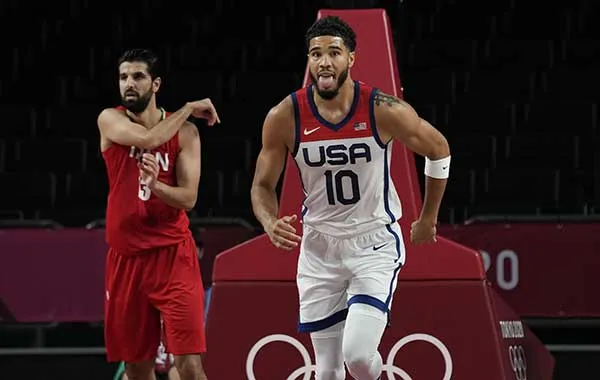 Jayson Tatum tras una canasta