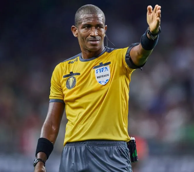 MEXSPORT El silbante detiene el juego tras el grito