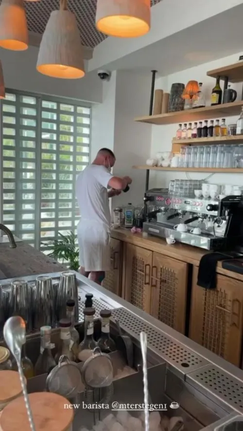 INSTAGRAM @daniterstegen Marc-André Ter Stegen como barista en Barcelona