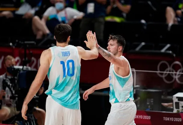 AP Luka Doncic en festejo con Eslovenia ante Japón
