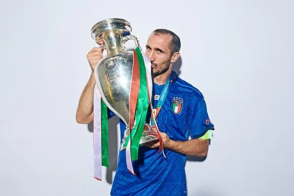 TWITTER @EURO2020 Chiellini con su reciente título de la Eurocopa