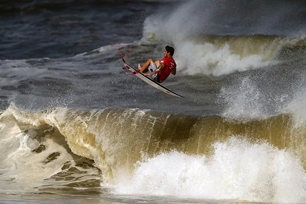 AP Gabriel Medina en la disputa del bronce en surf