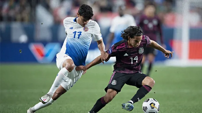 IMAGO7 Lainez protege el balón en la última Nations League