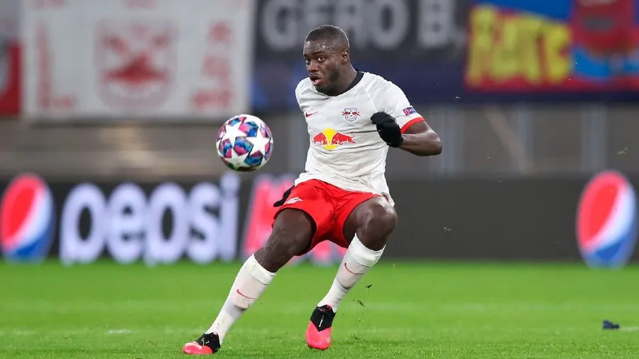 EFE Dayot Upamecano durante un partido con el Leipzig