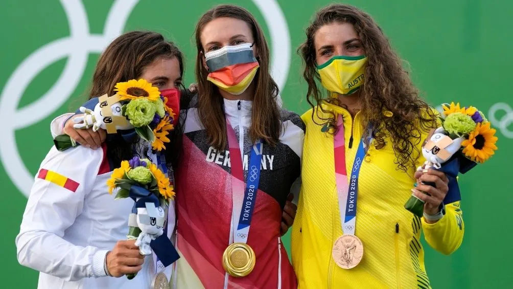 AP Fox con su presea de bronce