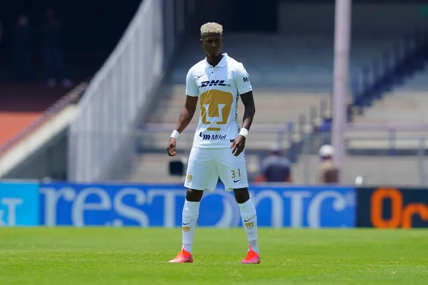 Washington Corozo en el duelo entre Pumas y Atlas