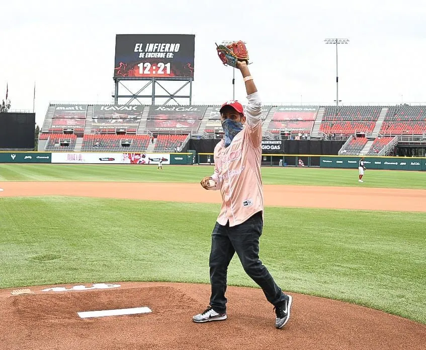 ENRIQUE GUTIÉRREZ Jorge Campos lanzando en el juego de los Diablos