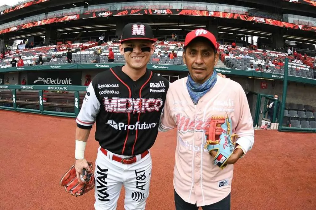 ENRIQUE GUTIÉRREZ Jorge Campos se tomó fotos con los jugadores de los Diablos