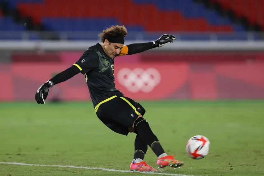 Guillermo Ochoa en el partido entre México y Corea del Sur