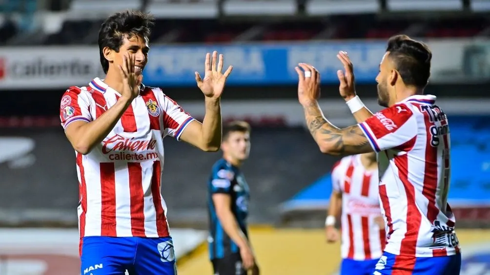 Macías y Vega en un partido de Chivas