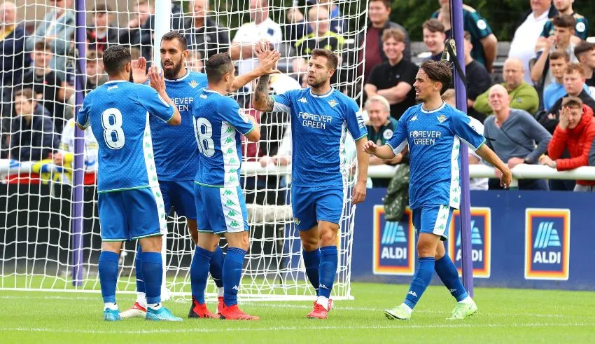 Guardado festejando con sus compañeros un gol a favor