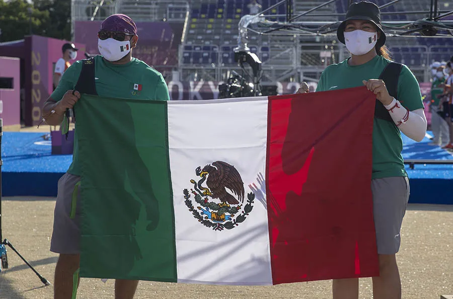 Álvarez y Valencia con la bandera de México