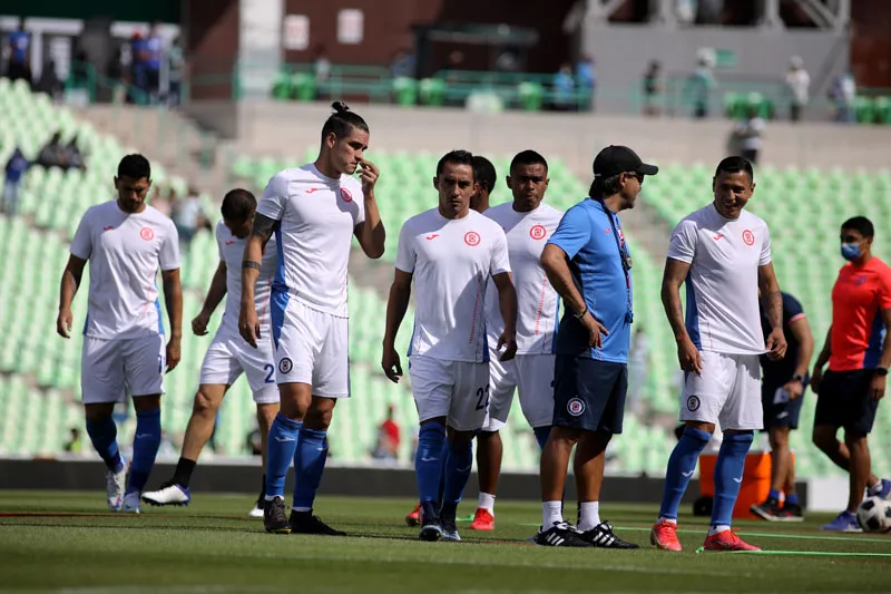 Los jugadores celestes calientan antes del partido