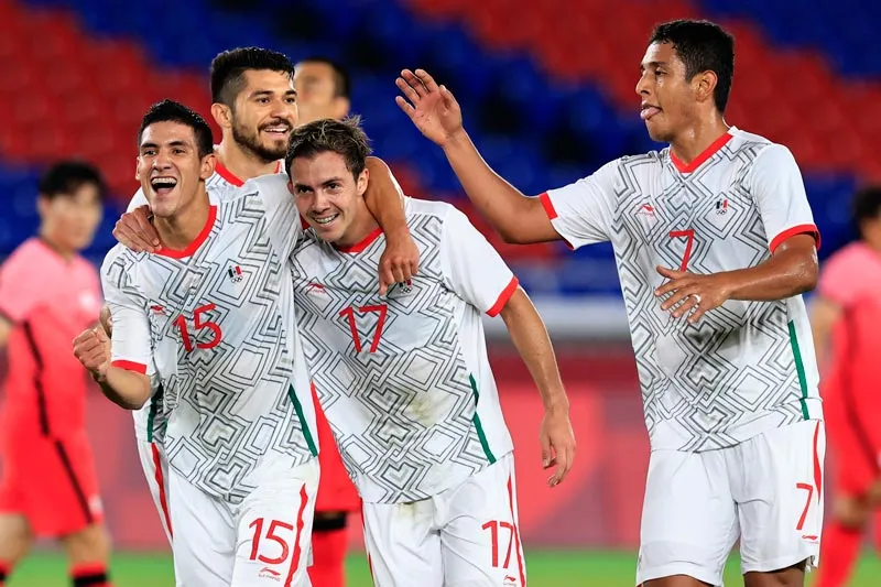 Antuna, Córdova y Romo celebran el gol