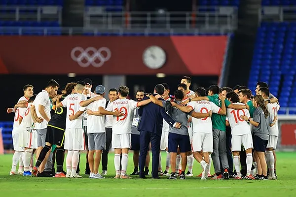 El DT y los jugadores en el partido ante Corea