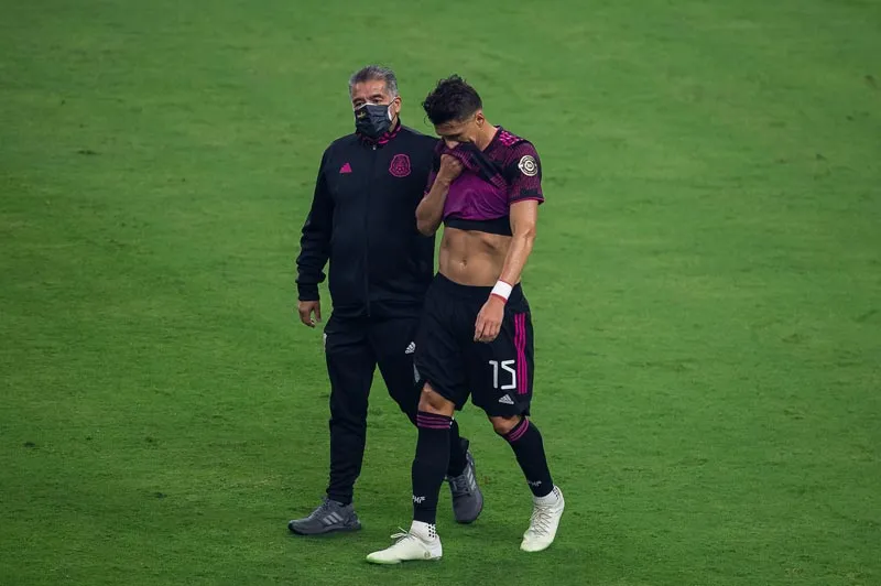 MEXSPORT El zaguero sale del campo tras la lesión