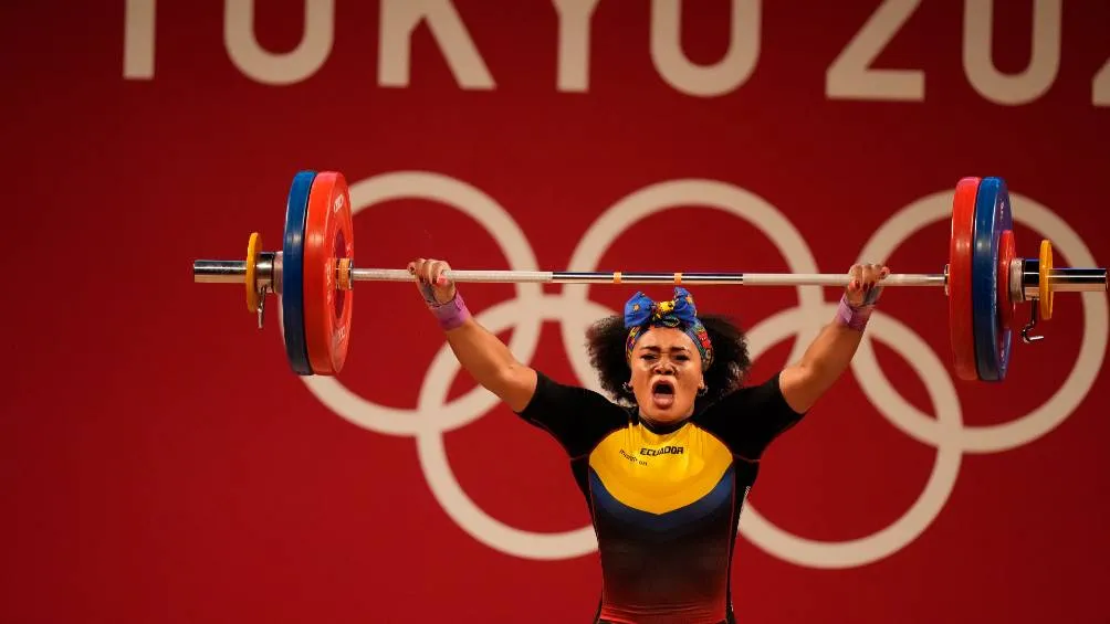 Neisi Dajomes mientras realizaba su competencia