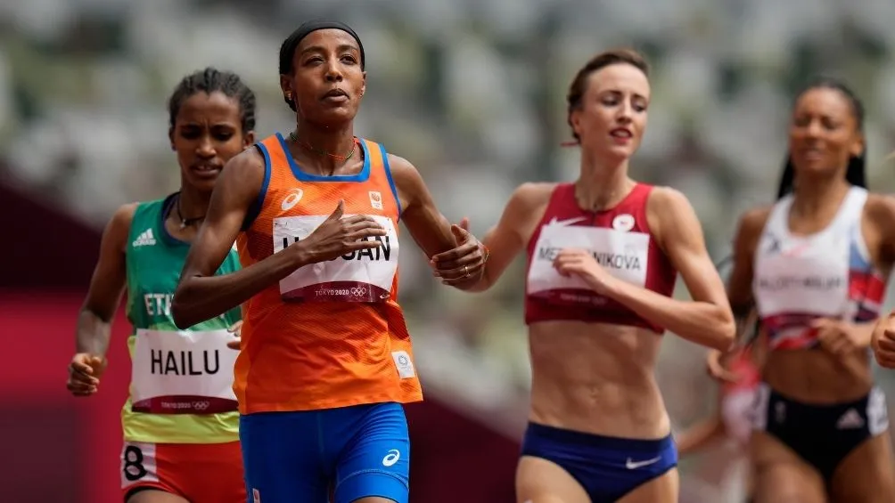 AP Sifan Hasan al terminar su carrera