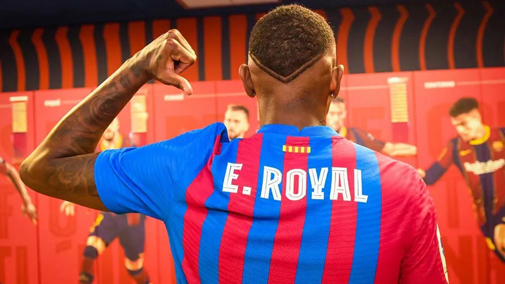TWITTER @FCBARCELONA Emerson posa con el jersey del Barcelona