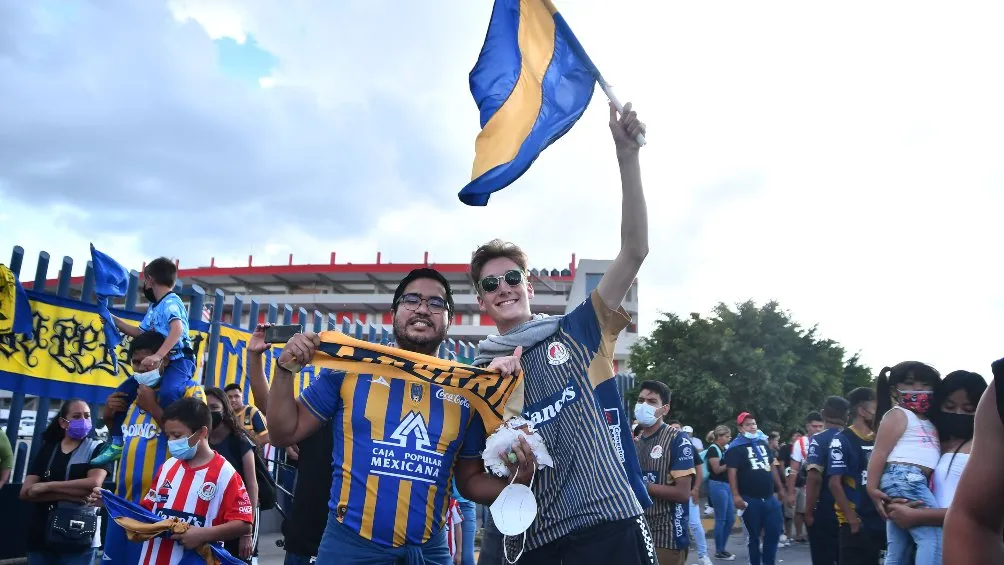 IMAGO7 Afición de San Luis a las afueras del Alfonso Lastras