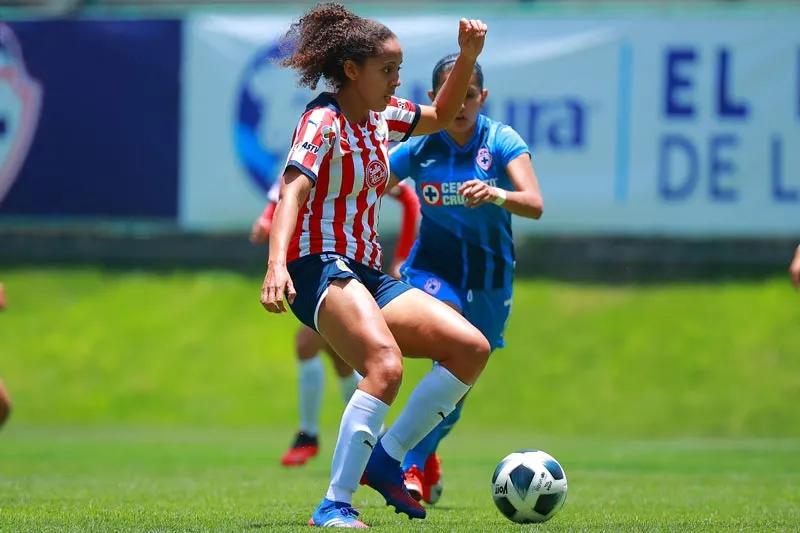 La mediocampista en un partido