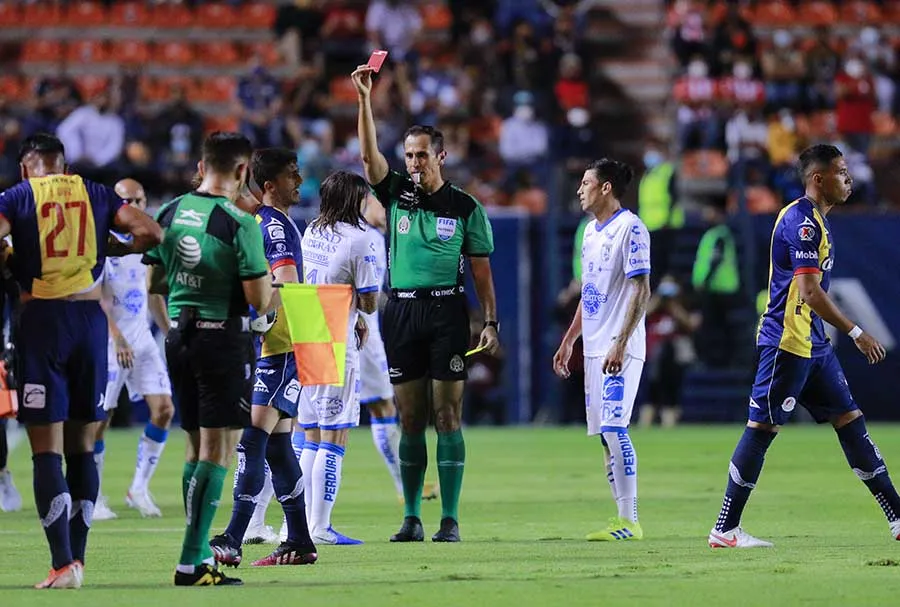 Bryan Olivera recibe tarjeta roja en el juego