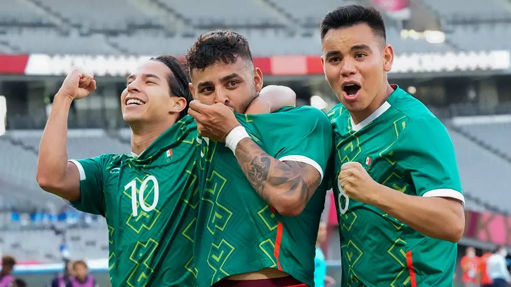 AP Diego Lainez, Alexis Vega y Carlos Rodríguez festejan un gol ante Francia