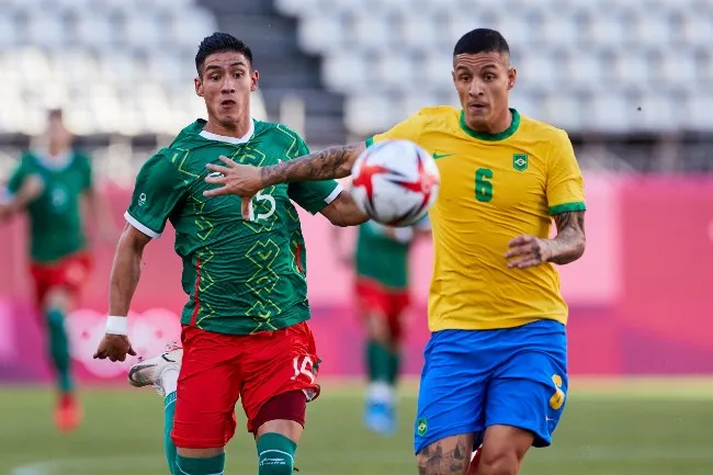 MEXSPORT Antuna disputa el balón en el duelo ante Brasil
