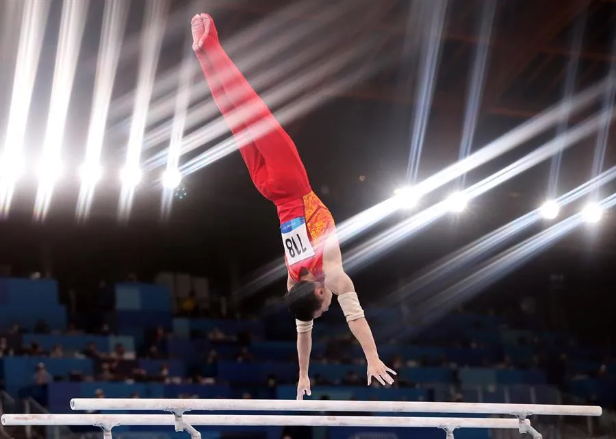 Zou Jingyuan se llevó el oro en las barras paralelas