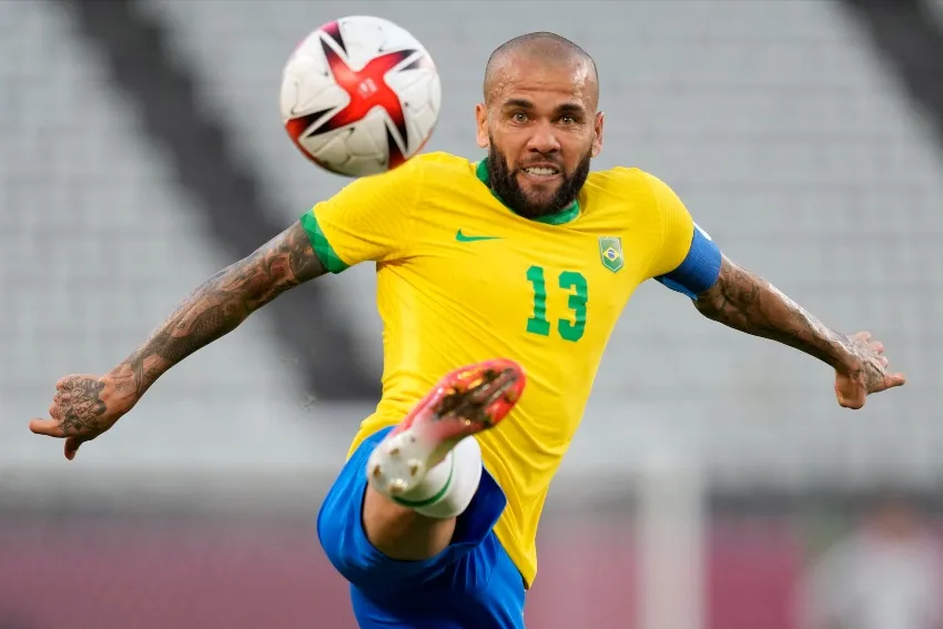 AP Dani Alves en el duelo entre Brasil y México