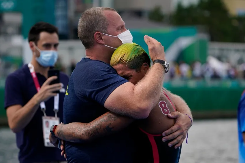 Ana Marcela Cunha celebrando con su entrenador