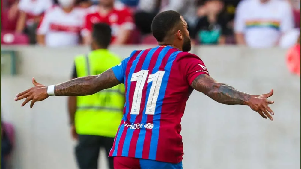 Memphis celebrando su gol contra el Stuttgart