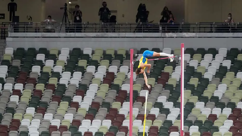 Duplantis en su intento de establecer un nuevo récord mundial