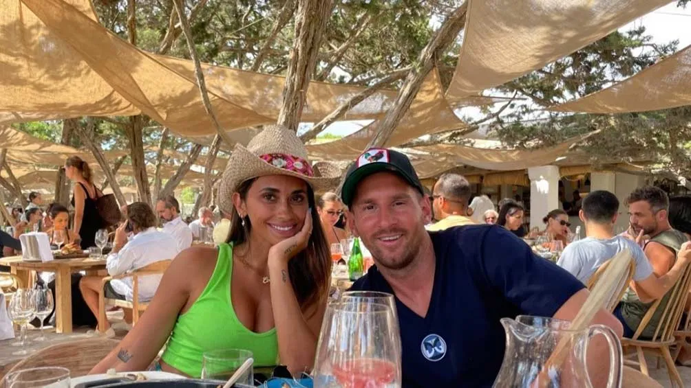 Messi y su esposa Antonela disfrutan de un restaurante