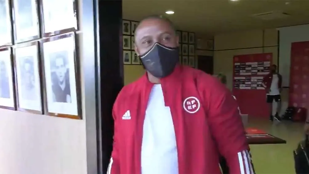 Roberto Carlos al salir de una sesión