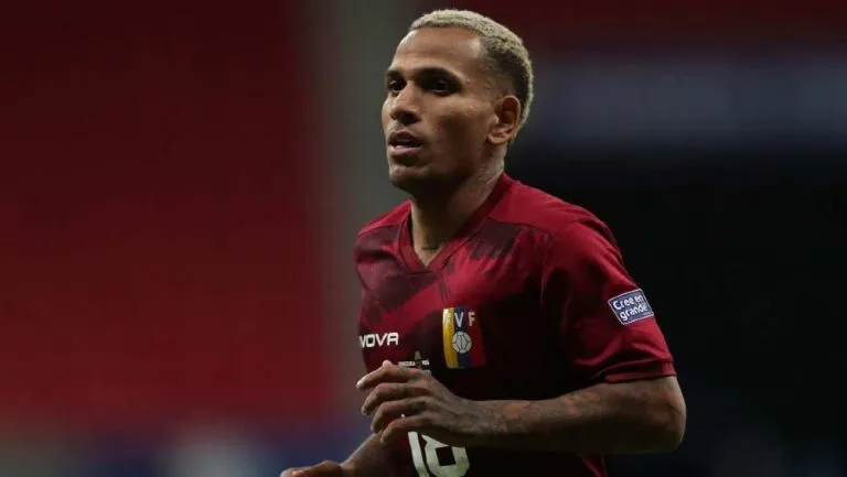 AP Rómulo Otero en juego con la selección de Venezuela