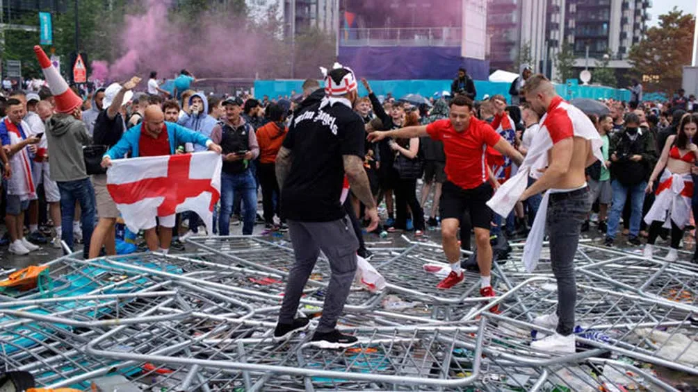 AP Fanáticos ingleses derribaron vallas de seguridad e ingresaron al estadio sin boletos