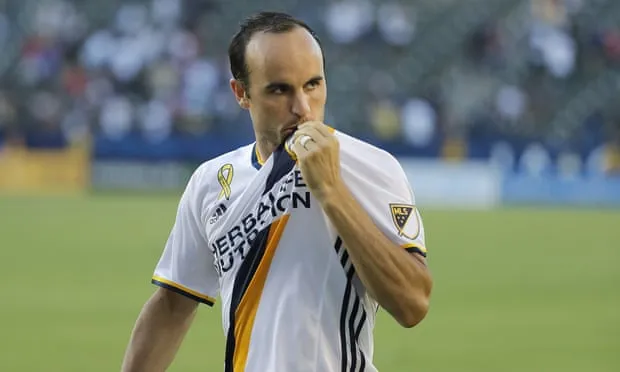 AP Donovan besa escudo del jersey del Galaxy