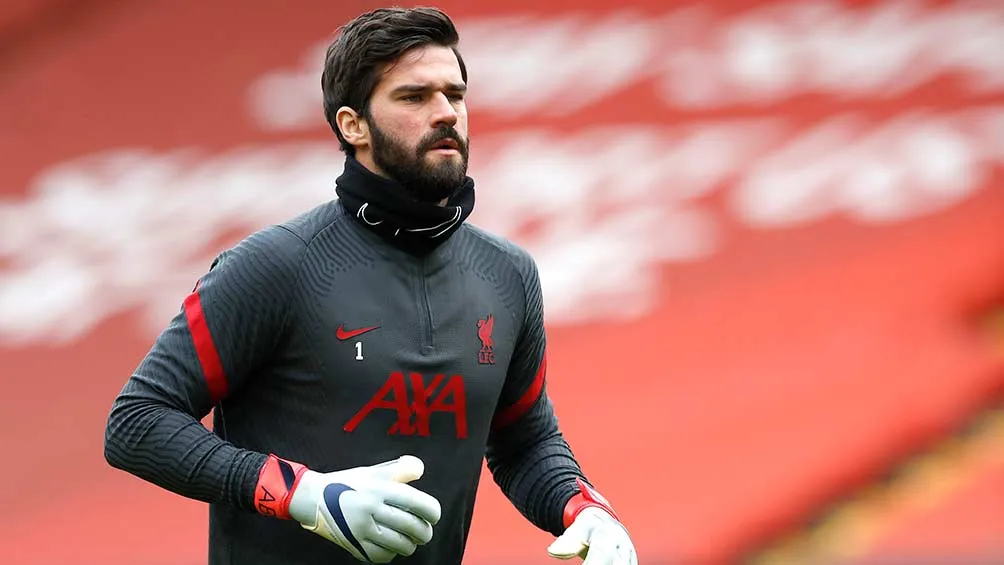 AP Alisson previo a un partido con el Liverpool