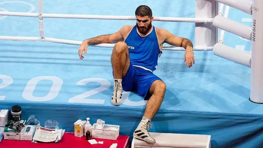 Mourad permaneció por más de una hora en el ring