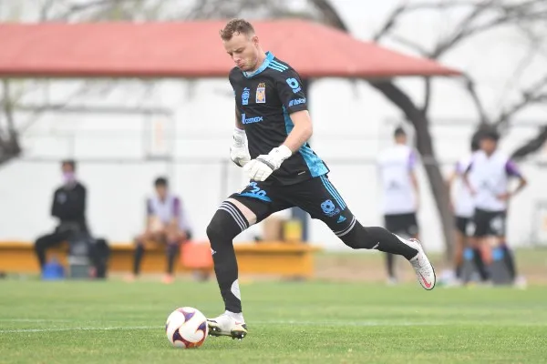 Miguel Ortega en acción con Tigres