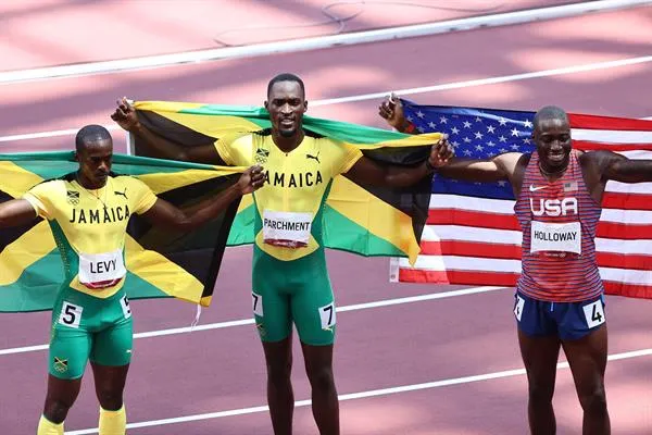 EFE Ronald Levy, Hansle Parchment y Grant Holloway