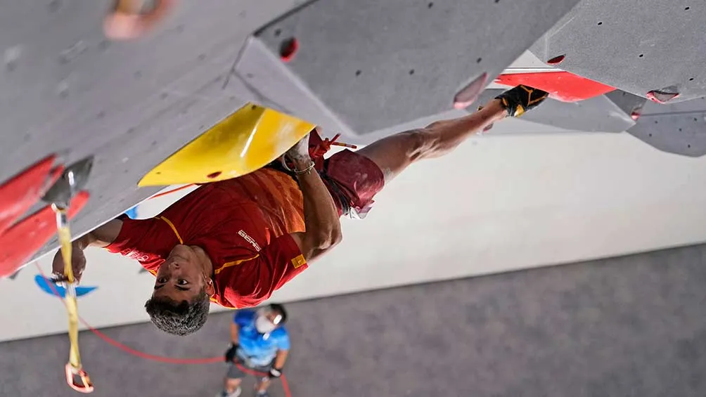 Alberto Gines López en la final de escalada