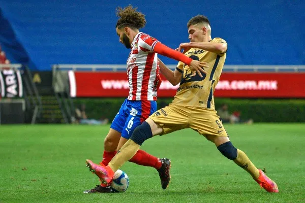 César Huerta frente a Pumas en el Clausura de Guard1anes 2021