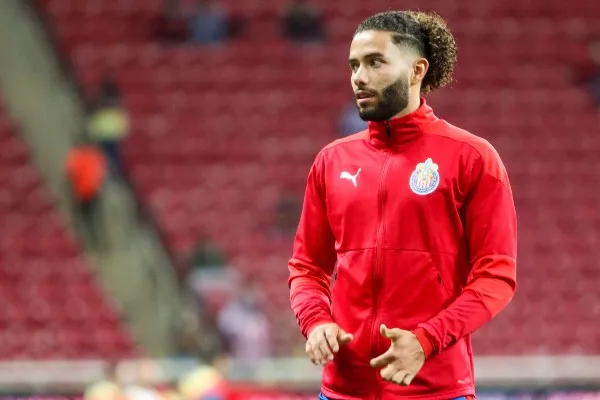 César Huerta durante entrenamiento con Chivas